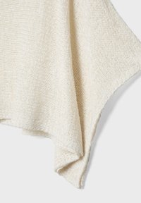 Tessuto in maglia color crema con una trama morbida, testurizzata e lavorata a maglia larga, mostrato drappeggiato su uno sfondo bianco.