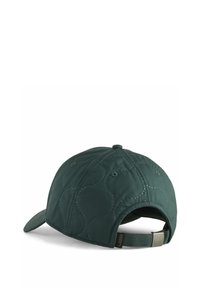 Gequilted donkergroene baseballcap met een gebogen rand, een verstelbare band aan de achterkant en decoratieve stiksels in een golfpatroon.
