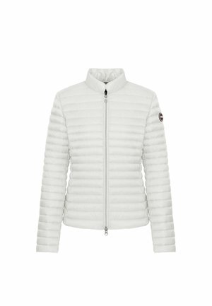 Bílá prošívaná bunda s vysokým límcem, předním zipem a dlouhými rukávy. Na levém rukávu má kruhové logo. Lehký materiál.