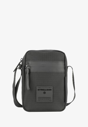 Borsa a tracolla nera compatta con tasca frontale con zip, tracolla regolabile e etichetta del marchio Strellson sul pannello frontale.