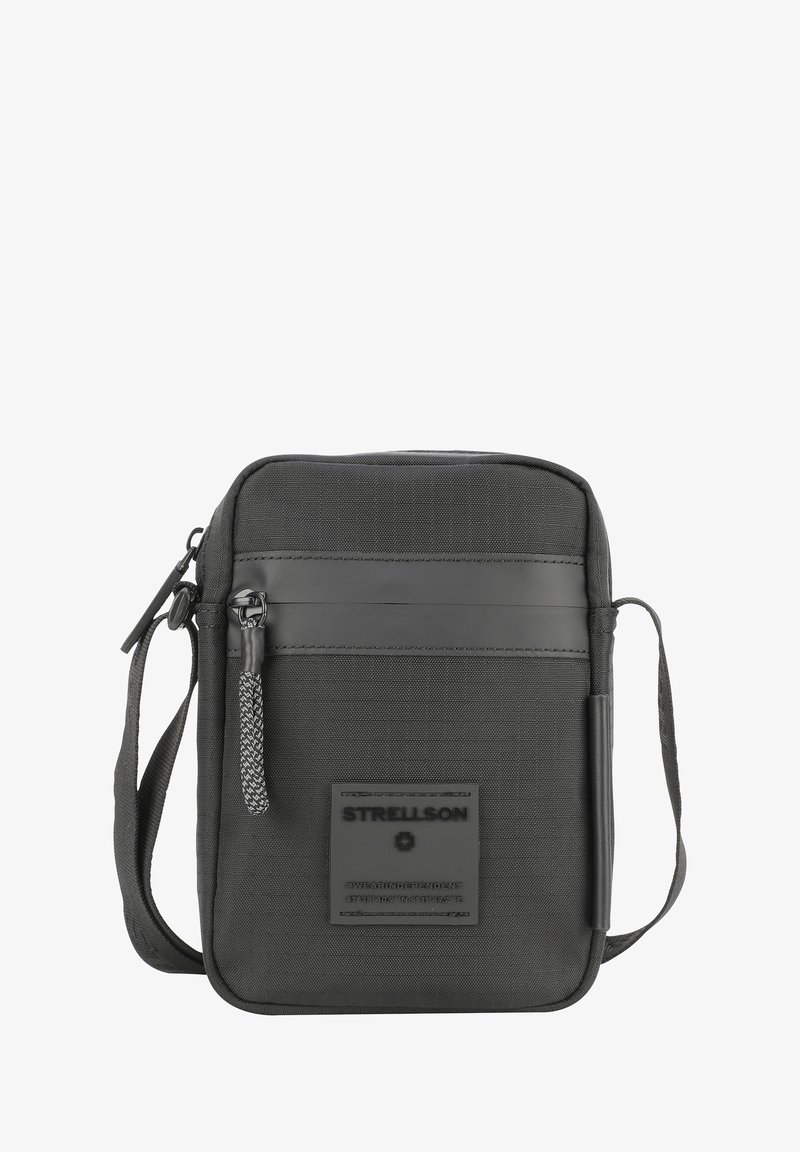 Kompakt svart crossbody-väska med framficka med dragkedja, justerbar rem och en Strellson-logotyp på framsidan.
