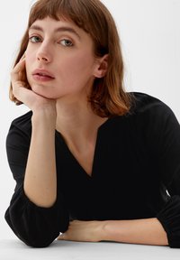 s.Oliver MIT TUNIKA-AUSSCHNITT - Sukienka letnia