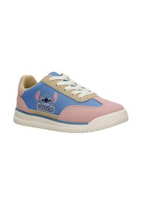 Baskets basses avec panneaux roses, bleus et beiges, lacets blancs et personnage de dessin animé Stitch avec texte sur le côté.