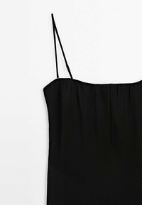 Schwarzes Spaghetti-Träger-Kleid mit gerafftem Ausschnitt, glatter Textur und lockerem Schnitt, das ein einfaches, schmuckloses Design aufweist.