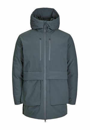 Jachetă izolată gri cu un guler înalt, ajustabil, două buzunare frontale și un sistem de închidere cu fermoar, având o textură mată, uniformă.