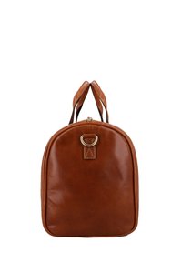 Brauner Leder-Rucksack mit abgerundetem oberen Teil, Tragegriffen und einem goldfarbenen Metallring vorne vor weißem Hintergrund.