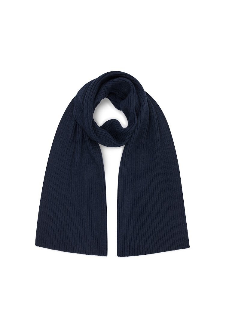 Granatowy szalik z prążkowanej tkaniny o miękkiej teksturze, w długim prostokątnym kształcie, bez wyraźnych elementów metalowych czy akcentów.