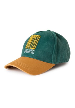 Gorra de béisbol verde y marrón con el texto bordado en amarillo y blanco "United Colors of Benetton" en el panel frontal.