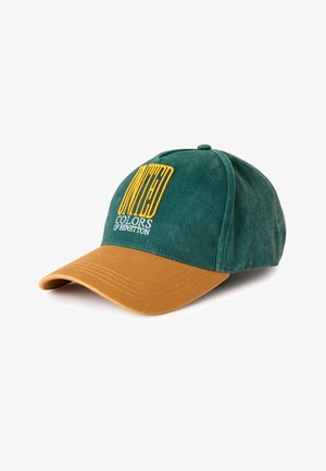 Grüner und brauner Baseballcap mit gesticktem gelbem und weißem "United Colors of Benetton"-Schriftzug auf der Vorderseite.