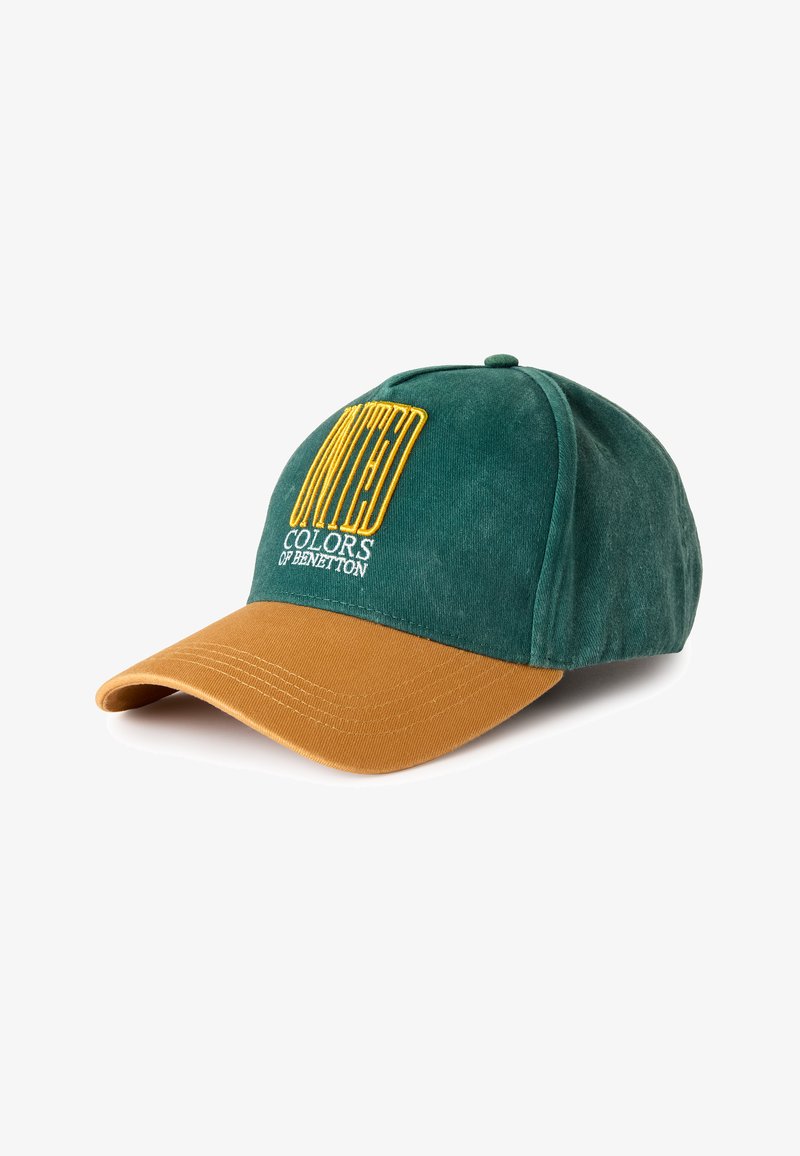 Grüner und brauner Baseballcap mit gesticktem gelbem und weißem "United Colors of Benetton"-Schriftzug auf der Vorderseite.