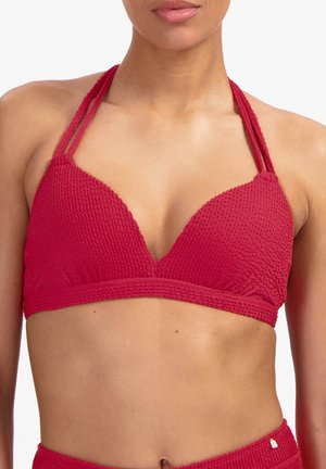 Rotes, strukturiertes Neckholder-Bikinioberteil, getragen von einer Person, zeigt Schultern, oberen Brustbereich und Bauch auf weißem Hintergrund.