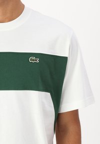 Lacoste Triko s potiskem - flour/green