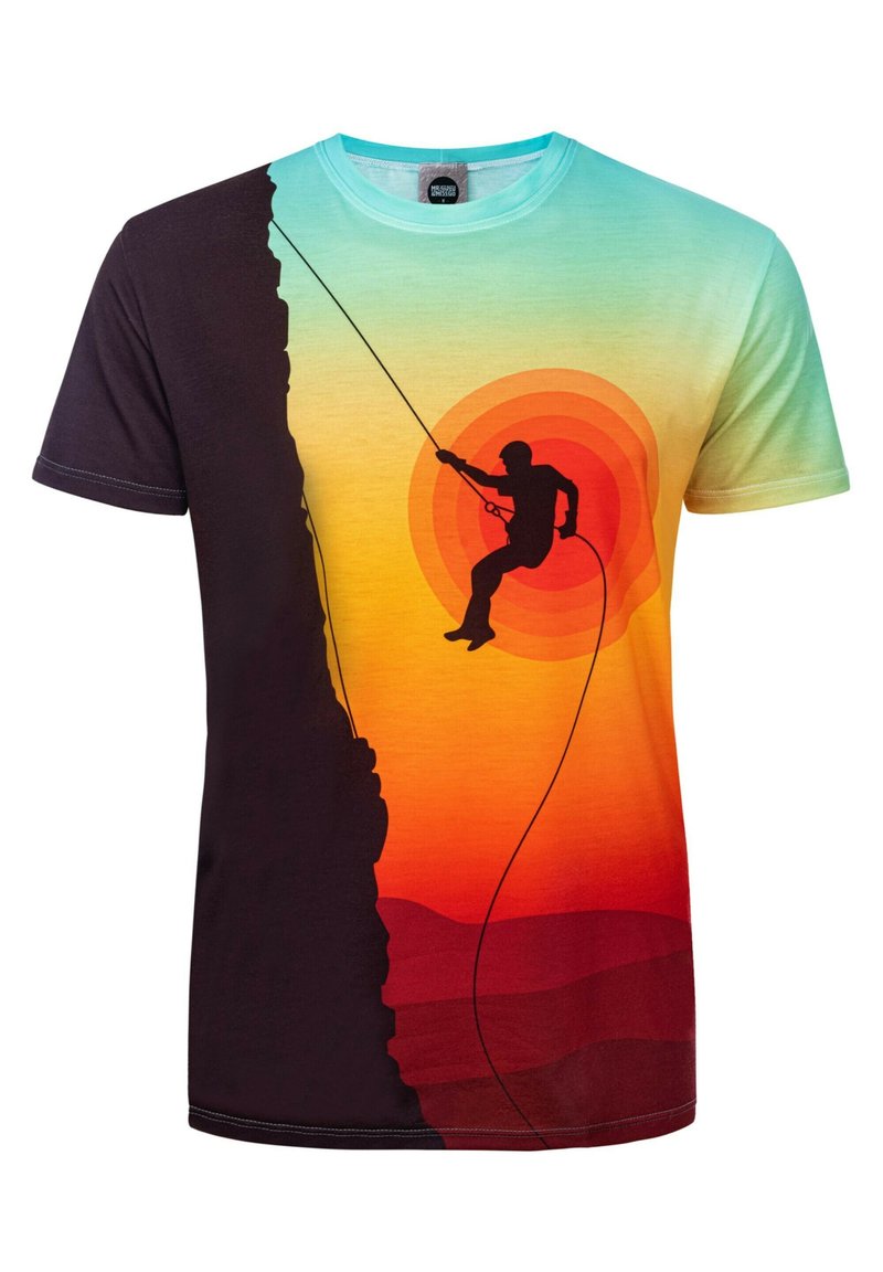 Grafisk t-shirt med en gradient fra turkis til orange, prydet med en sort silhuet af en klatrer mod en solnedgangsbaggrund.