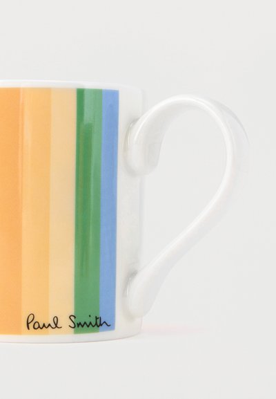 Tasse en céramique blanche avec des rayures verticales pastel orange, beige, vert et bleu, avec une anse arrondie et la signature "Paul Smith".