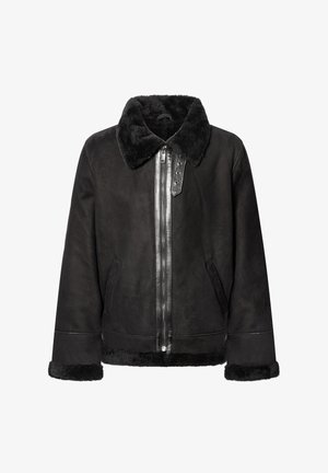 Zwarte shearling jas met een zachte bontkraag, ritssluiting en zijzakken. Gemaakt van een glad materiaal met een gestructureerde afwerking.