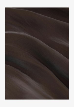 Donkerbruin stof met een zachte, vloeiende textuur en subtiele glans, met variaties in kleur en gladde, golfachtige patronen.