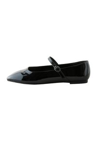 Zapato plano de charol negro con punta afilada, correa al tobillo y detalle de hebilla redonda. Textura suave, diseño de tacón bajo.