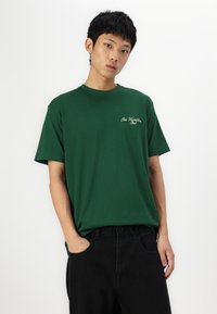 On Vacation SIGN LOGO UNISEX - Apdrukāts T-krekls - bottle green