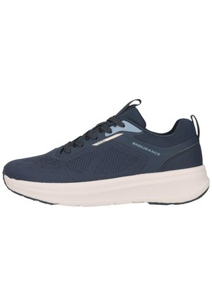 Marineblauer Sportschuh mit Mesh-Obermaterial, Schnürverschluss, weißer dicker Sohle und dem Schriftzug "ENDURANCE" an der Seite.