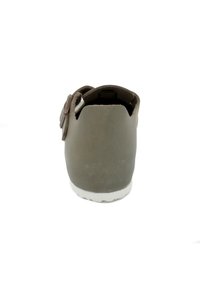 Grauer Schuh mit glattem Lederfinish, abgerundetem Rücken und hellfarbener Sohle. Verfügt über eine Schlaufe zum einfachen Anziehen.