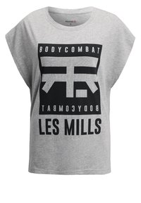 Camiseta de manga corta gris hecha de algodón, con un atrevido estampado gráfico en negro que incluye el texto "BODYCOMBAT" y "LES MILLS".