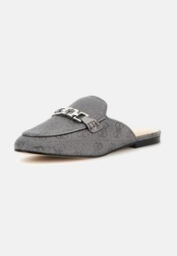 Pantof gray fără șireturi, din țesătură texturată, cu vârf ascuțit și cataramă decorativă din argint pe brâu. Sole plate și un model subtil embosat.