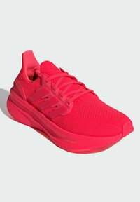 Leuchtend pinker Sportschuh aus strukturiertem Strickmaterial, mit gepolstertem Schaft, synthetischen Akzenten und einer dicken Sohle mit der Aufschrift "LIGHT BOOST".