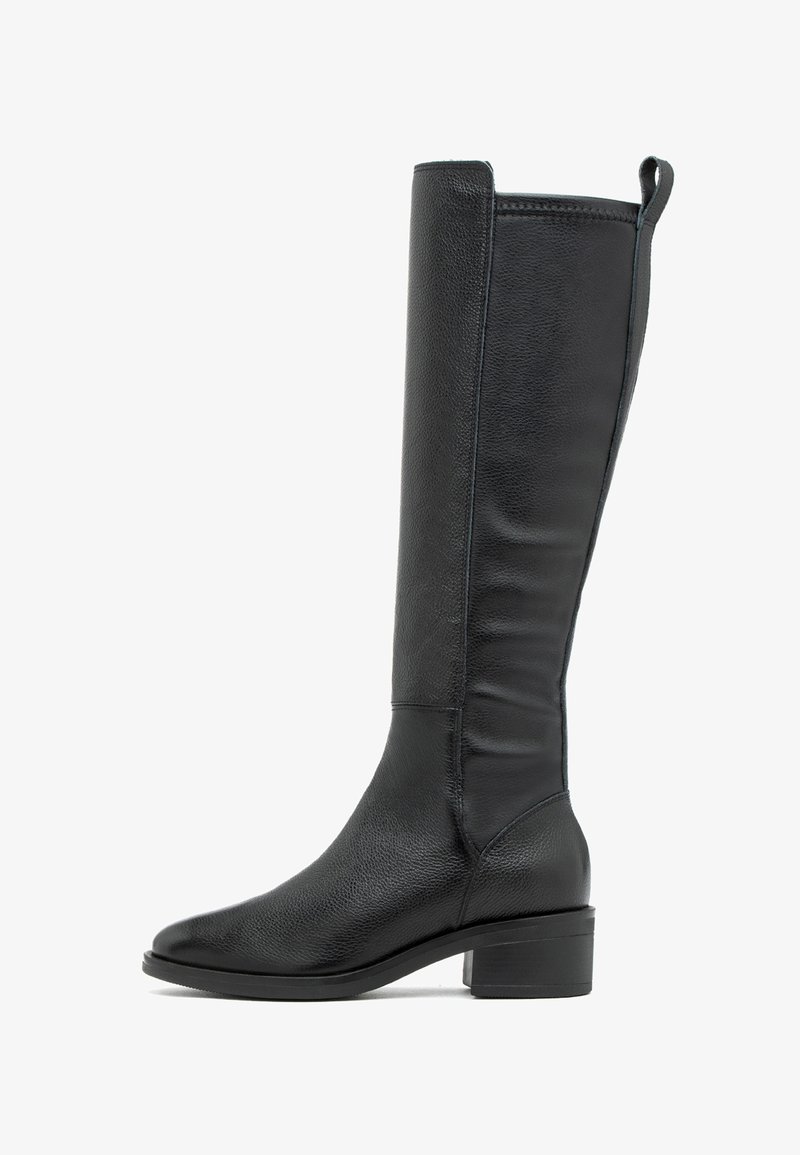 Stivale in pelle nera fino al ginocchio con finitura texturizzata, punta affusolata e tacco a blocco basso. Presenta un occhiello sul retro per facilitare l'indossamento.
