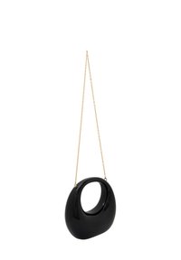 Sort, blank handtaske med oval form, udstyret med en cirkulær udsparing og en guld kædetras for bæring. Glat tekstur og minimalistisk design.