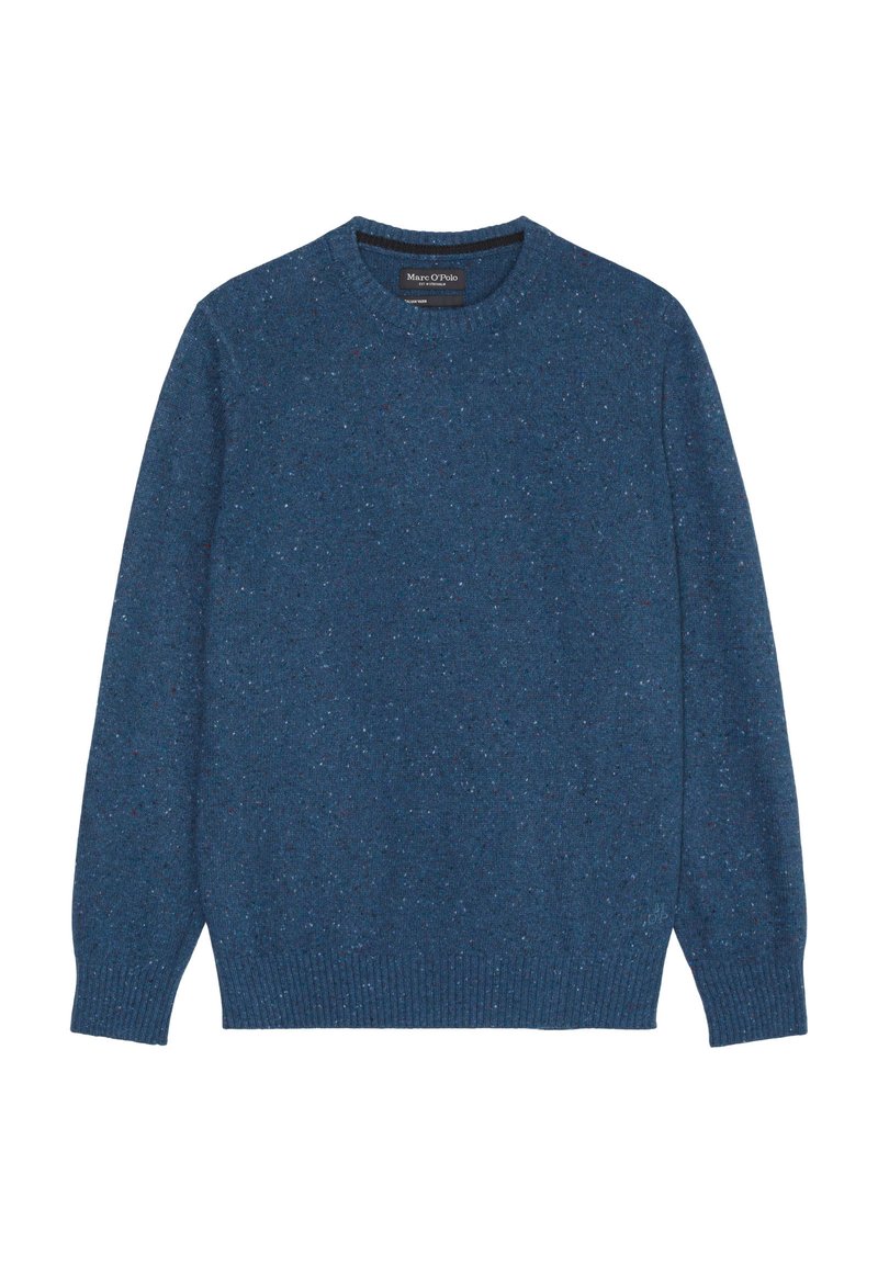 Blauer gestrickter Pullover mit rundem Halsausschnitt, texturiertem Oberflächen mit Sprenkeln aus dunklerem Blau und Rot, langen Ärmeln und gerippten Bündchen.