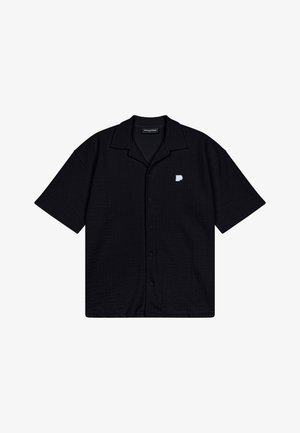 Čierna košeľa s krátkym rukávom a gombíkmi, vyrobená z textúrovanej látky, s špicatým golierom a malým vyšitým logom na ľavej hrudi.