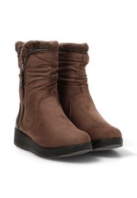 Botas de tobillo de ante marrón con un cuello de pelo texturizado, cierre de cremallera en un lado y suela de goma para agarre y comodidad.