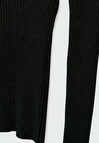 Rippierter schwarzer Strickpullover mit langen Ärmeln und tailliertem Schnitt, aus strukturiertem Stoff mit einer weichen Oberfläche, geeignet zum Schichten oder als Einzelstück.