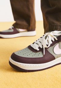 Nike Sportswear AIR FORCE 1 07 - Sapatilhas - burgundy crush/pink foam/dark stucco/sail/dark pony/white