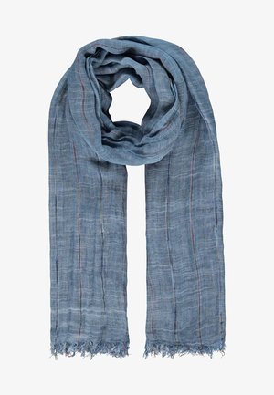 Écharpe bleu clair avec des rayures verticales discrètes et des bords à franges, pliée lâchement avec une boucle centrale.