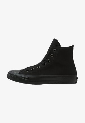 Czarne trampki high-top wykonane z płótna z gumowym noskiem, sznurowane z przodu, z czarnymi oczkami i fakturowaną gumową podeszwą.