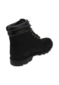 Zwarte, suède enkellaars met een rubberen zool, gevoerde kraag en metalen eyelets voor veters. Beschikt over een robuust ontwerp voor buitengebruik.