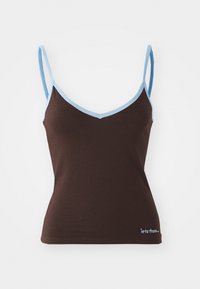 Brun passformad linne med ljusblå kant vid halsringning och axelband, med liten ljusblå text på nedersta högra sidan.