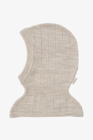 Strickbalaclava in hellbeige, mit gerippter Textur, konturierter Form und einem Etikett mit Pflegehinweisen am unteren Ende.