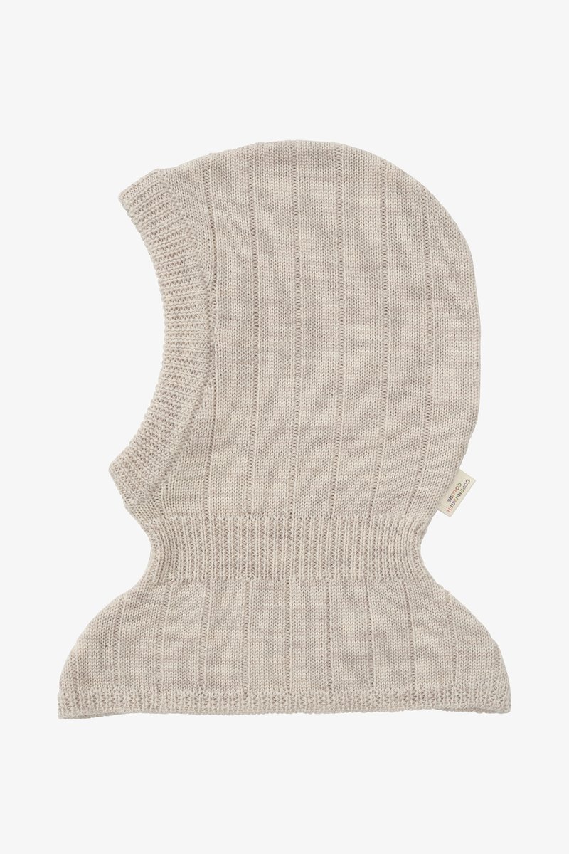 Balaclava lavorato a maglia in beige chiaro, caratterizzato da una texture a coste, forma sagomata e un'etichetta con istruzioni per la cura alla base.