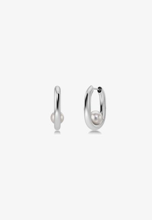 Hõbedased rõngaskõrvarõngad sileda ja ümarad disainiga. Igal rõngal on väike, läikiv pärl, mis on rõnga sisse kinnitatud.