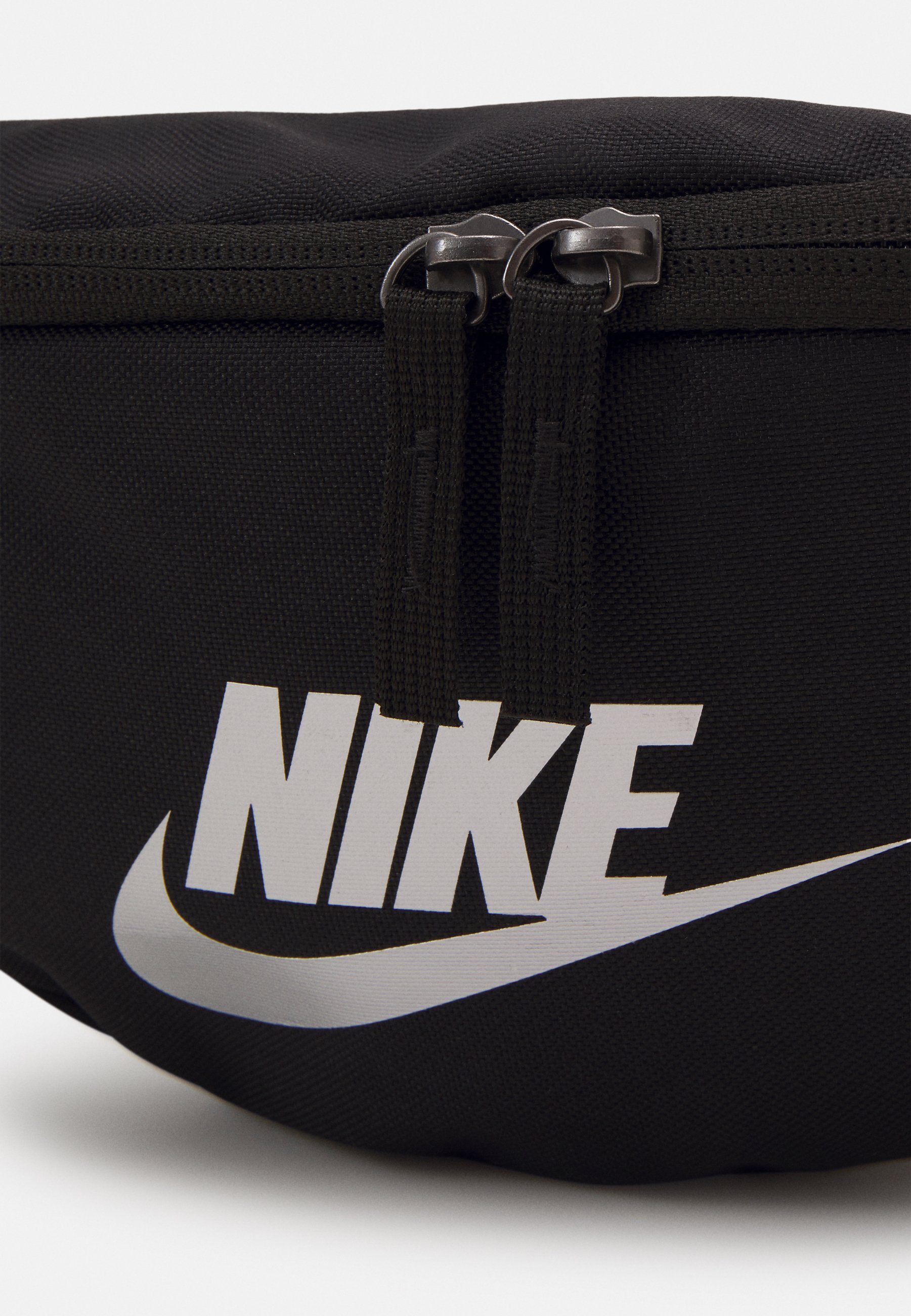 nike sportswear heritage metallic