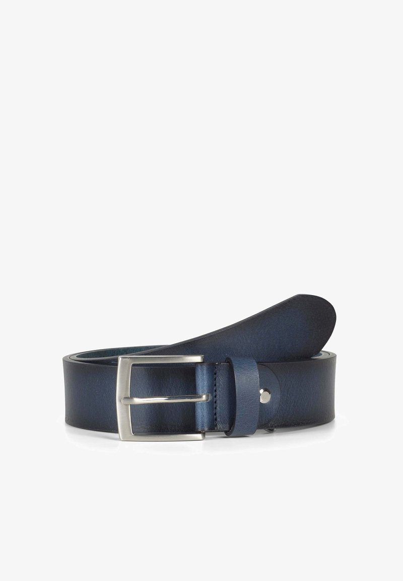 Donkerblauwe leren riem met een gladde afwerking, voorzien van een zilveren rechthoekige gesp en een lus om het uiteinde te beveiligen.