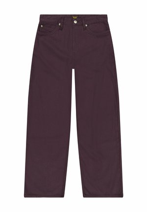 Jean large en couleur bourgogne profond, en tissu denim. Comprend cinq poches, une fermeture à boutons et des coutures contrastantes.