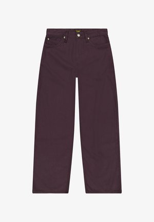 Jean large en couleur bourgogne profond, en tissu denim. Comprend cinq poches, une fermeture à boutons et des coutures contrastantes.