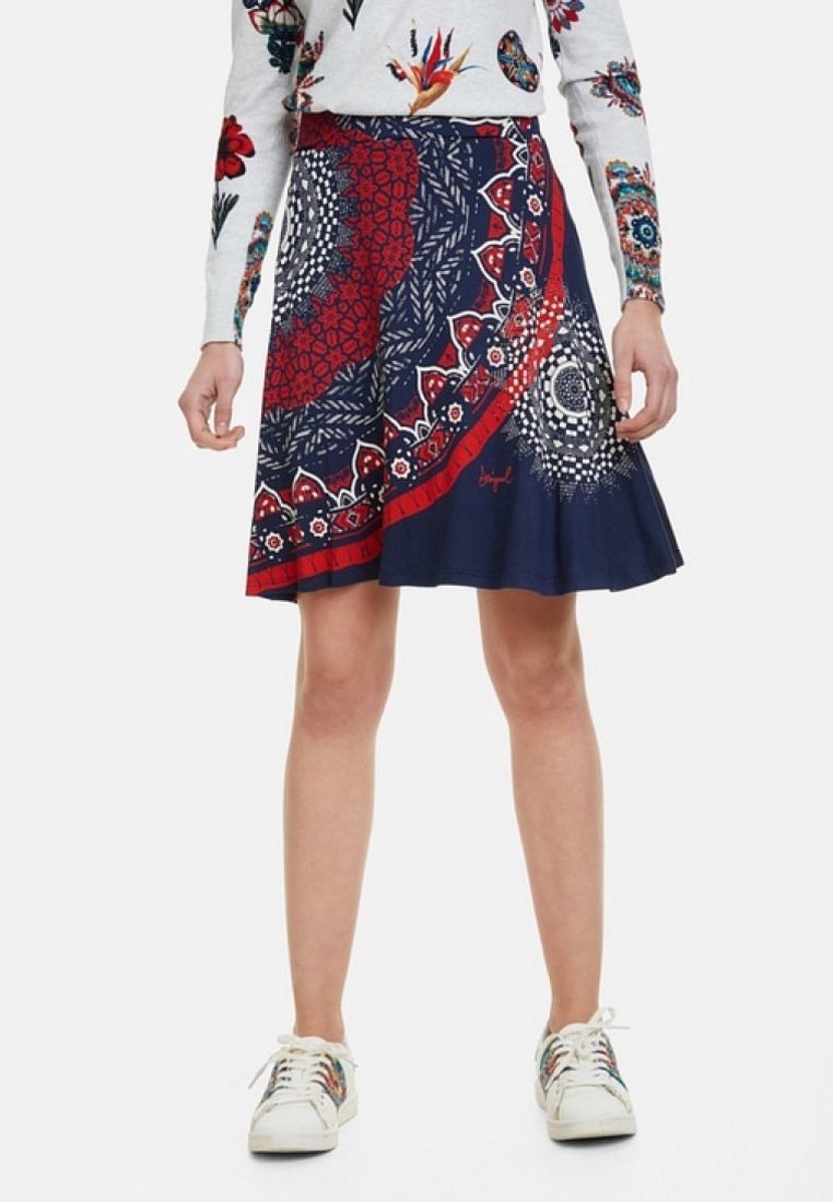 Marinblå kjol med röd och vit mönstrad accent; utsvängd form; dekorativt tryck som inkluderar blommiga och geometriska mönster; gjord av lättviktsmaterial.