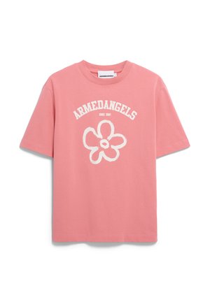 Roze katoenen t-shirt met korte mouwen, een ronde hals en een witte afbeelding van een bloem met de tekst "ARMEDANGELS SINCE 2007" erboven.