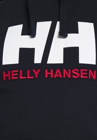 Svart sweatshirt med en stor vit 'HH'-logotyp och broderad röd text 'HELILLY HANSEN' på bröstet. Utrustad med huva och dragsko.