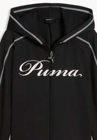 Čierna mikina s kapucňou na zips s bielym logom Puma v kurzíve na hrudi a kontrastným bielym prešívaním na kapucni a rukávoch.