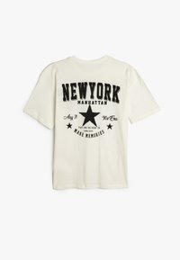 Kortærmet, cremefarvet t-shirt med sort trykt tekst, en stjernegrafik og en dato "Aug 21". Casual fit med en glat tekstur.
